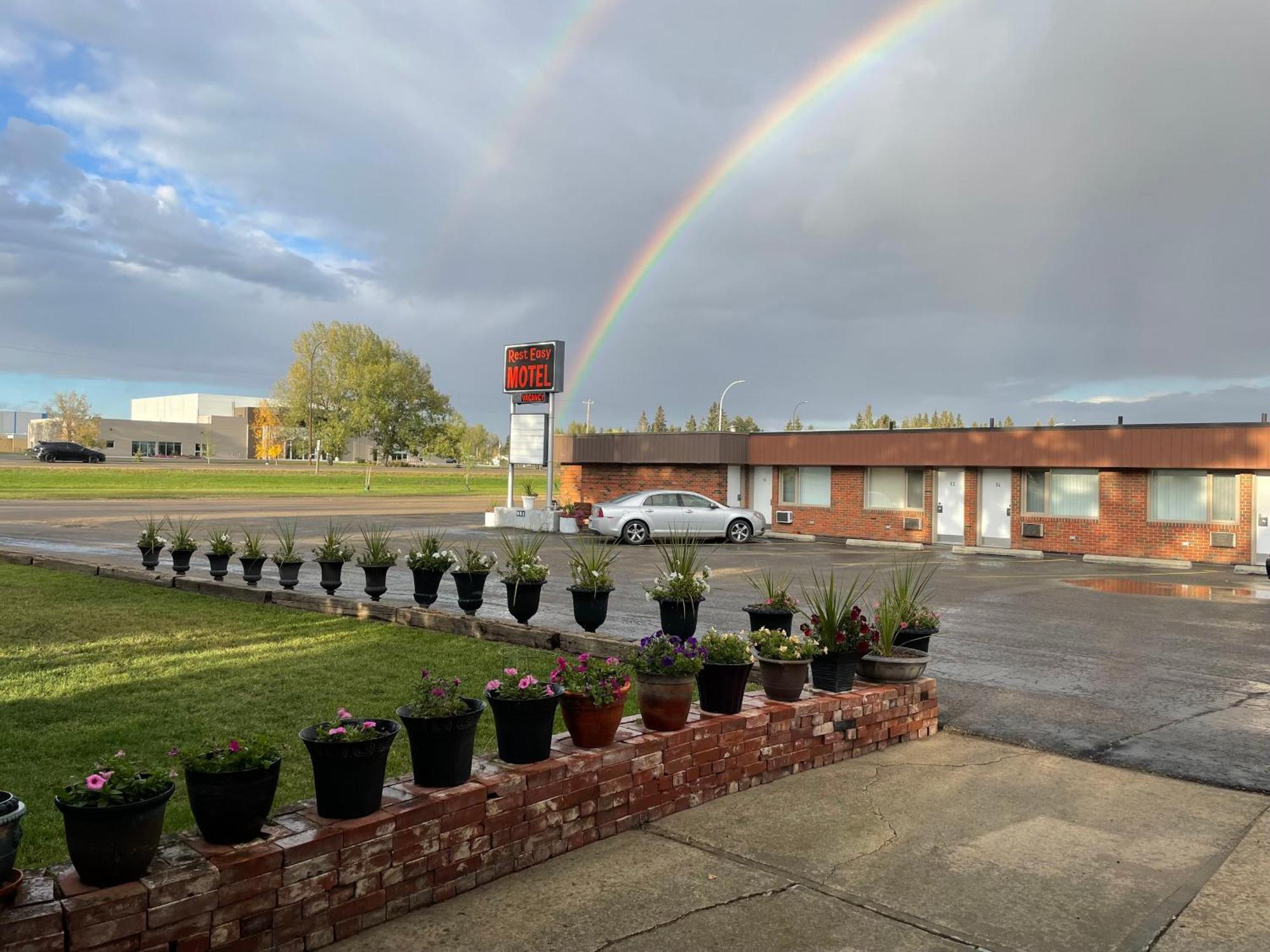 Rest Easy Motel Three Hills Exterior photo